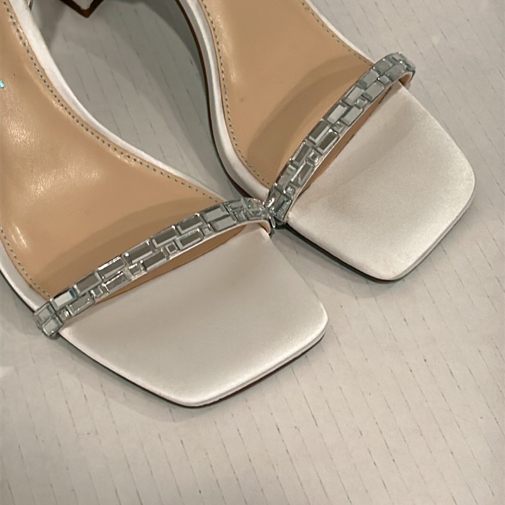 NWOT ✨ Betsy Johnson SB-SCOTT 1187 Embellished Block Heel Sandals - Size 7✨ - Picture 2 of 8